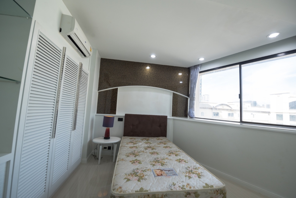 3-Bed 3-Bath 225 sqm Condo at President Park Sukhumvit 24 Phrom Phong BTS for Rent 70K or Sale 19M