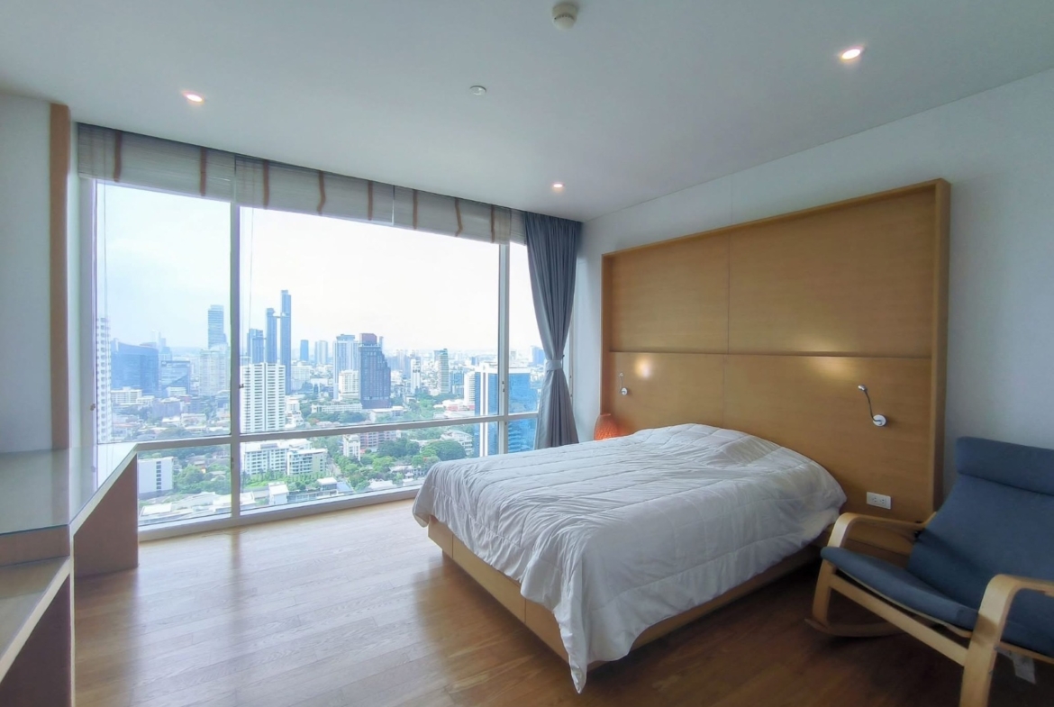 5-Bed 5-Bath 376 sqm Fullerton Sukhumvit Condo Near BTS Thonglor for Sale 89M THB