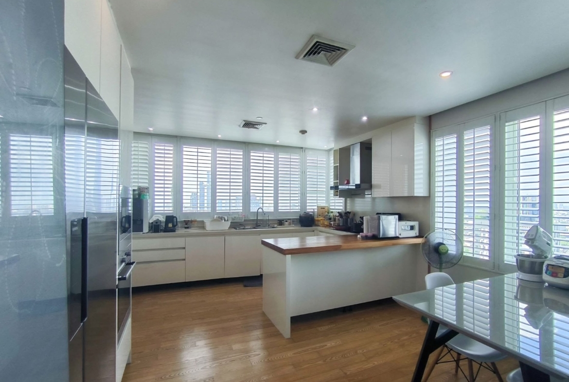 5-Bed 5-Bath 376 sqm Fullerton Sukhumvit Condo Near BTS Thonglor for Sale 89M THB