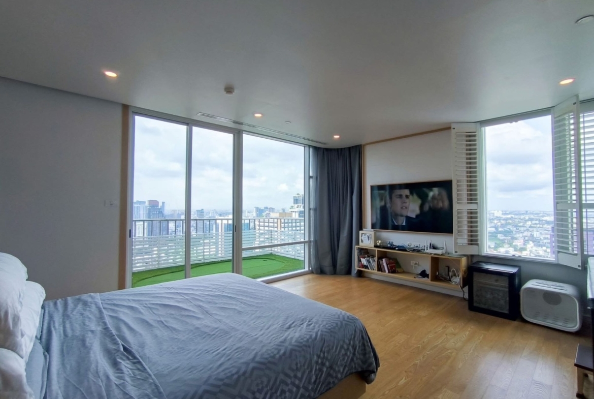 5-Bed 5-Bath 376 sqm Fullerton Sukhumvit Condo Near BTS Thonglor for Sale 89M THB