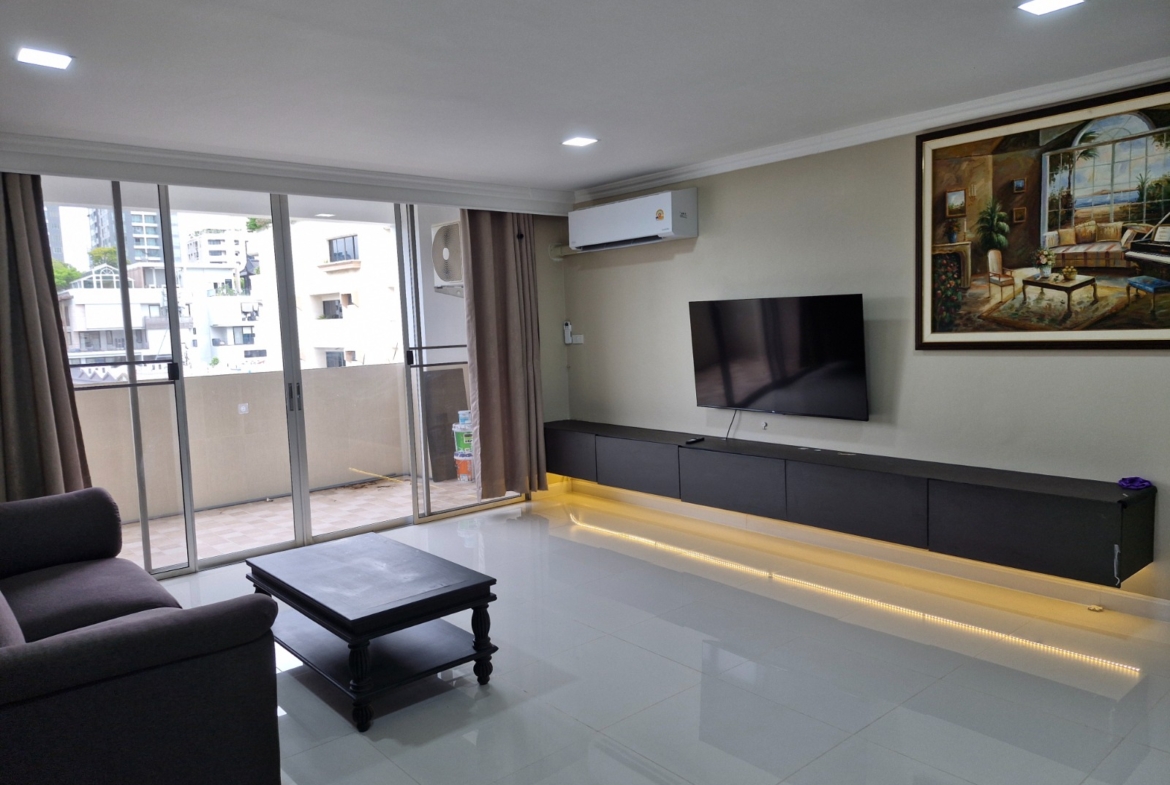 3-Bed 2-Bath 150 sqm D.S. Tower 2 Condo near Phrom Phong BTS for Rent 68K THB