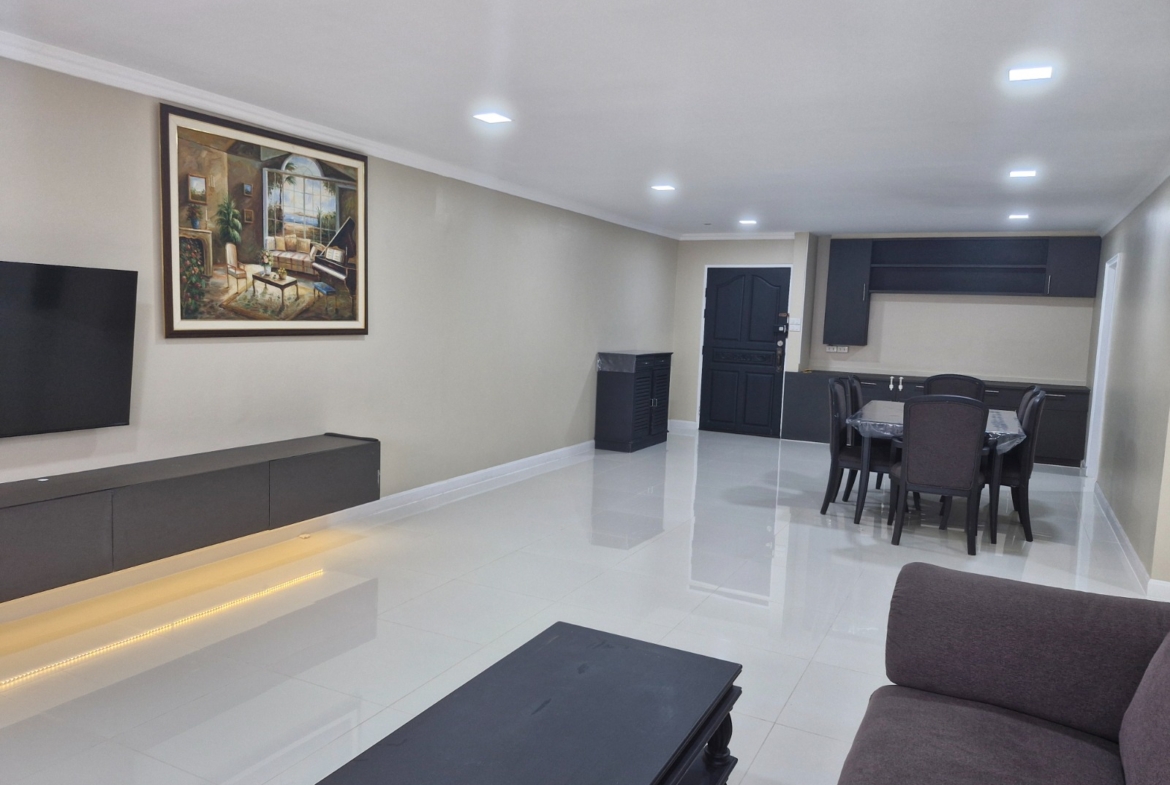 3-Bed 2-Bath 150 sqm Condo at D.S. Tower 2 Near Phrom Phong BTS for Rent 65K THB