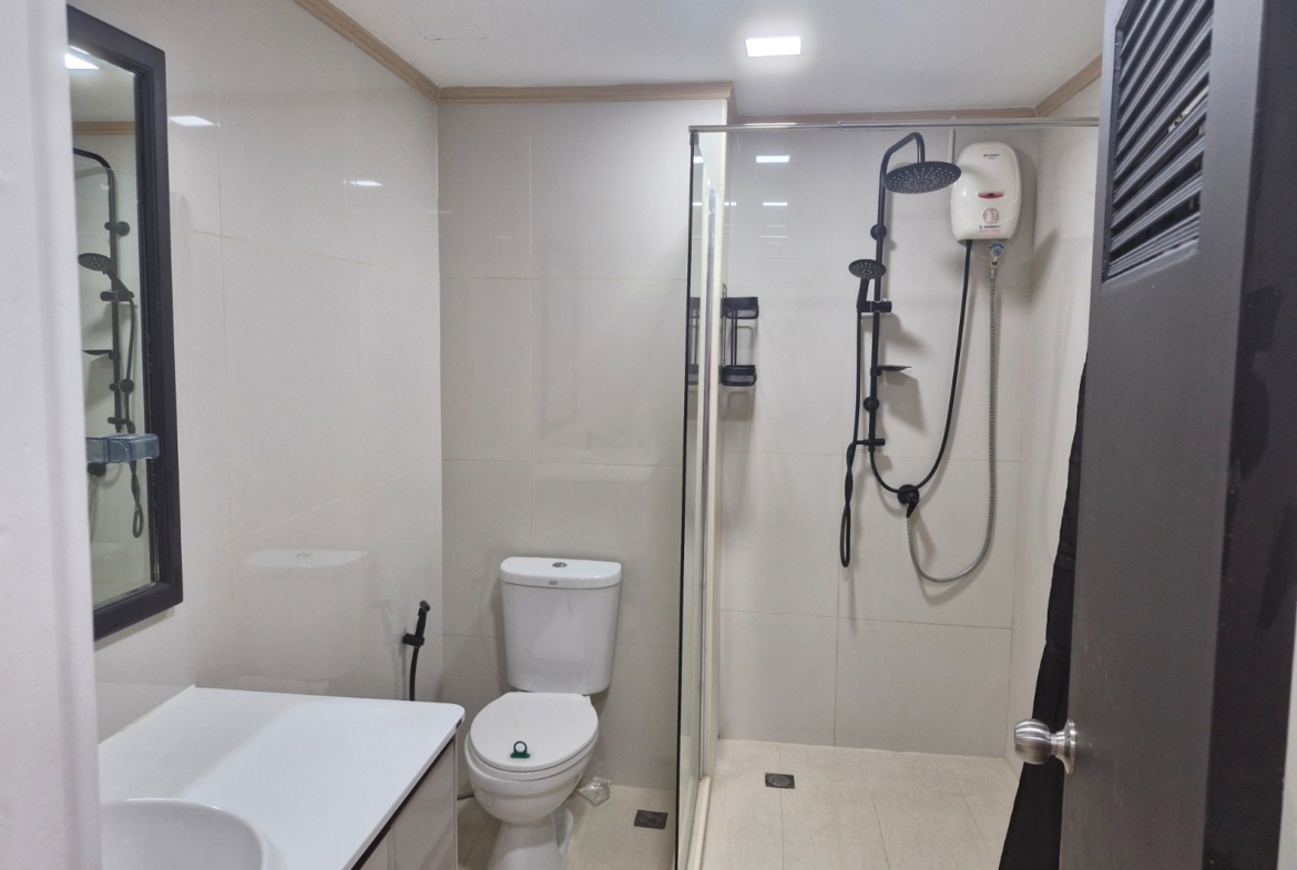 3-Bed 2-Bath 150 sqm Condo at D.S. Tower 2 Near Phrom Phong BTS for Rent 65K THB