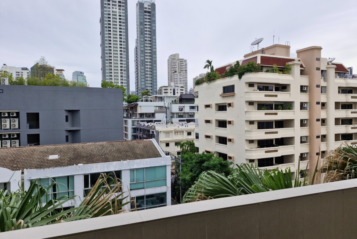 3-Bed 2-Bath 150 sqm Condo at D.S. Tower 2 Near Phrom Phong BTS for Rent 65K THB