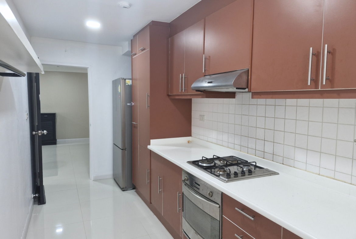 3-Bed 2-Bath 150 sqm Condo at D.S. Tower 2 Near Phrom Phong BTS for Rent 65K THB