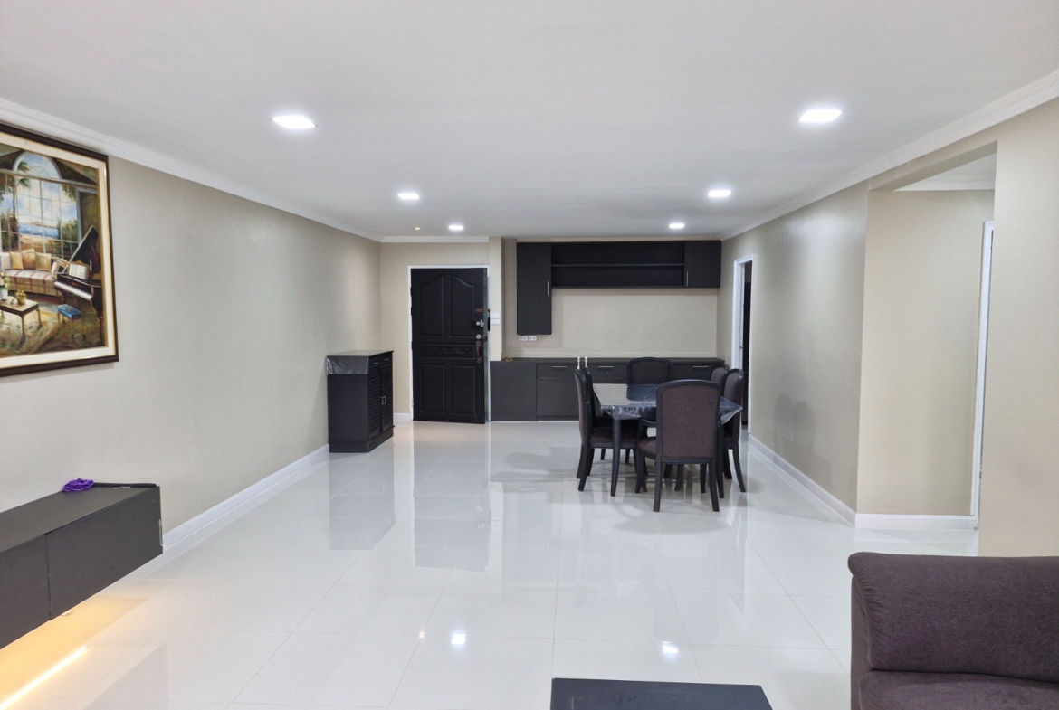 3-Bed 2-Bath 150 sqm Condo at D.S. Tower 2 Near Phrom Phong BTS for Rent 65K THB