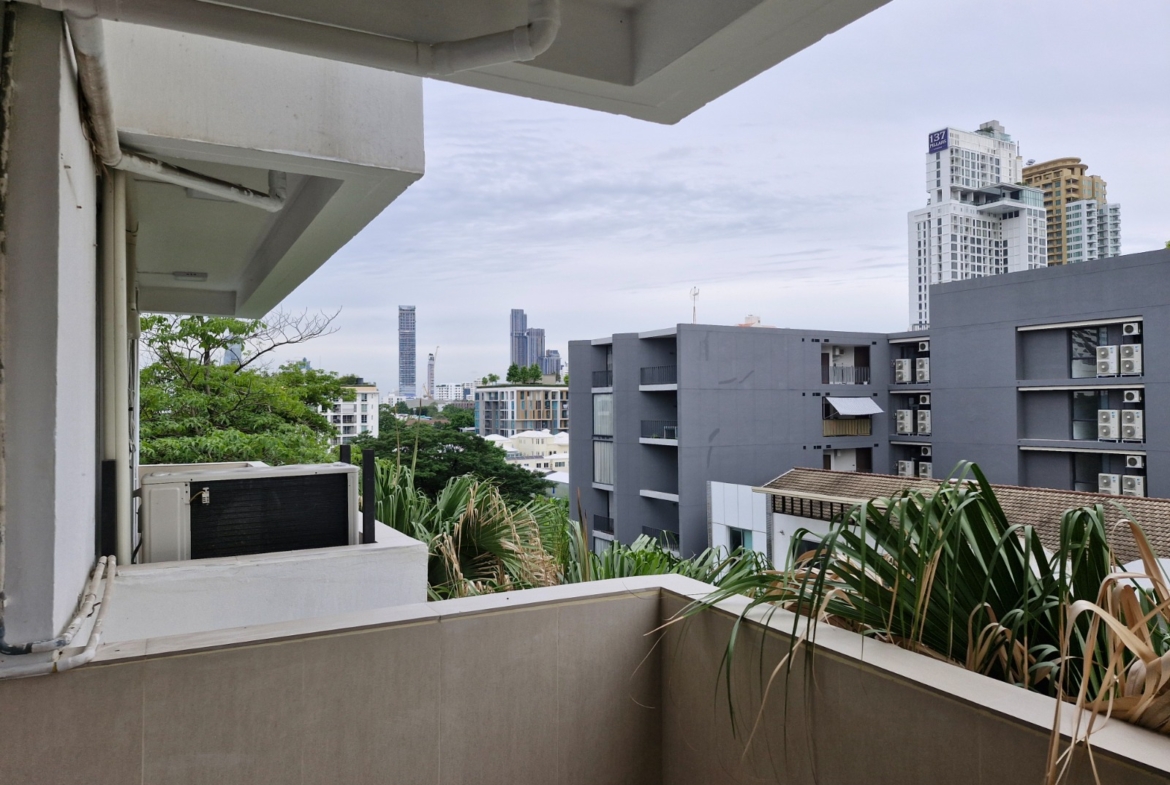 3-Bed 2-Bath 150 sqm Condo at D.S. Tower 2 Near Phrom Phong BTS for Rent 65K THB