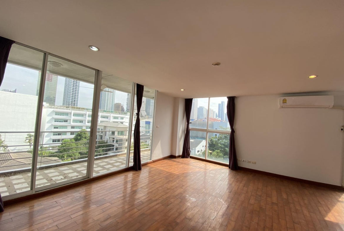 4-Bed 4-Bath 229 sqm Condo at The Peaks Residence near BTS Asoke for Sale 17M THB