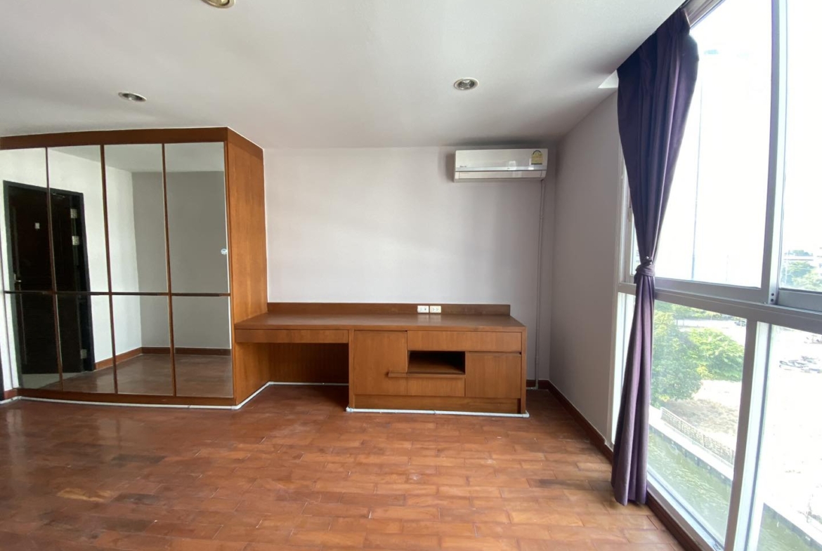 4-Bed 4-Bath 229 sqm Condo at The Peaks Residence near BTS Asoke for Sale 17M THB