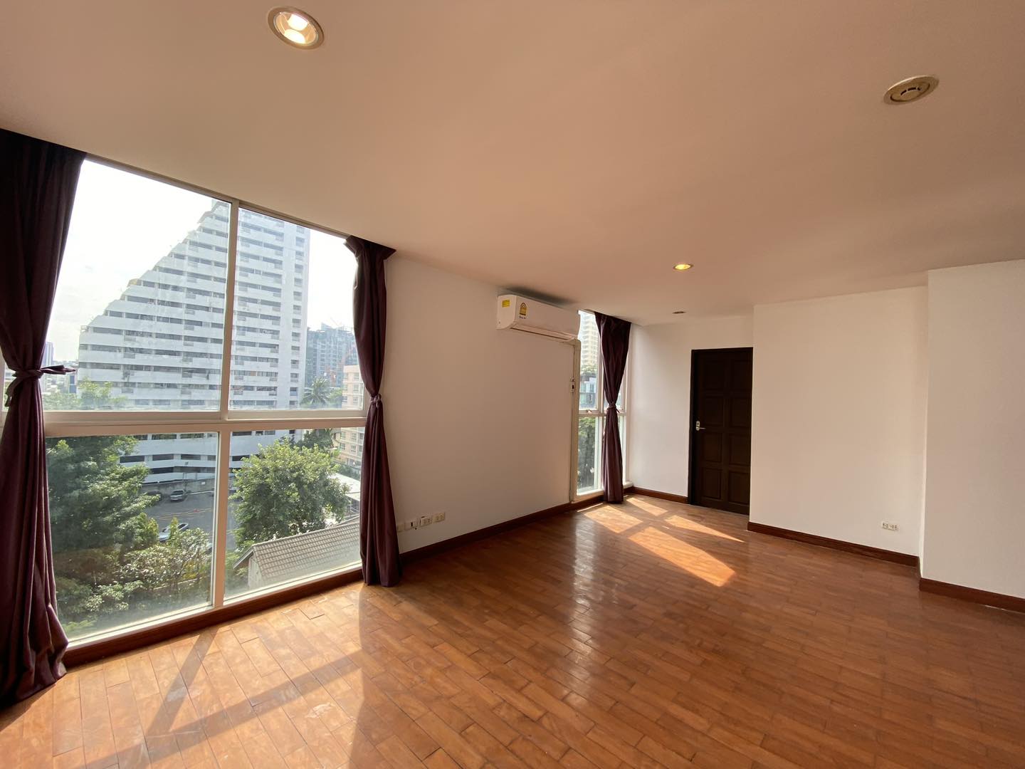 4-Bed 4-Bath 229 sqm Condo at The Peaks Residence near BTS Asoke for Sale 17M THB