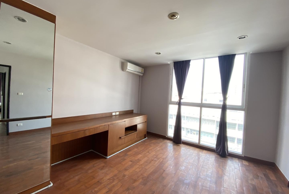 4-Bed 4-Bath 229 sqm Condo at The Peaks Residence near BTS Asoke for Sale 17M THB