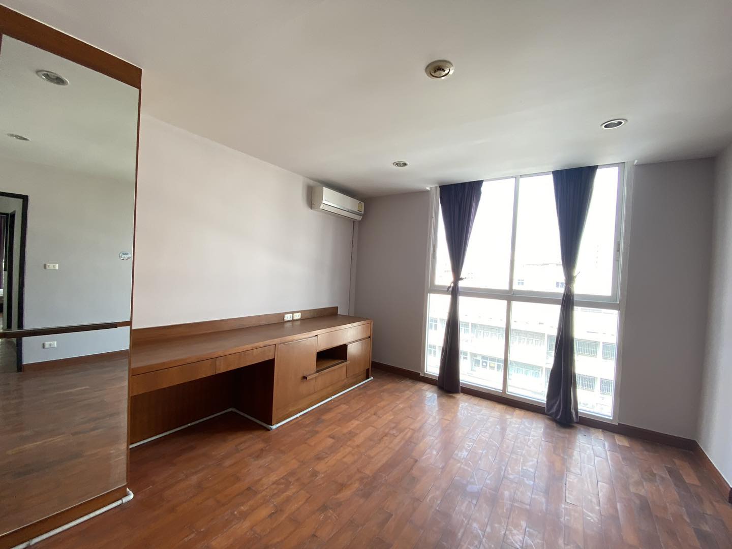 4-Bed 4-Bath 229 sqm Condo at The Peaks Residence near BTS Asoke for Sale 17M THB