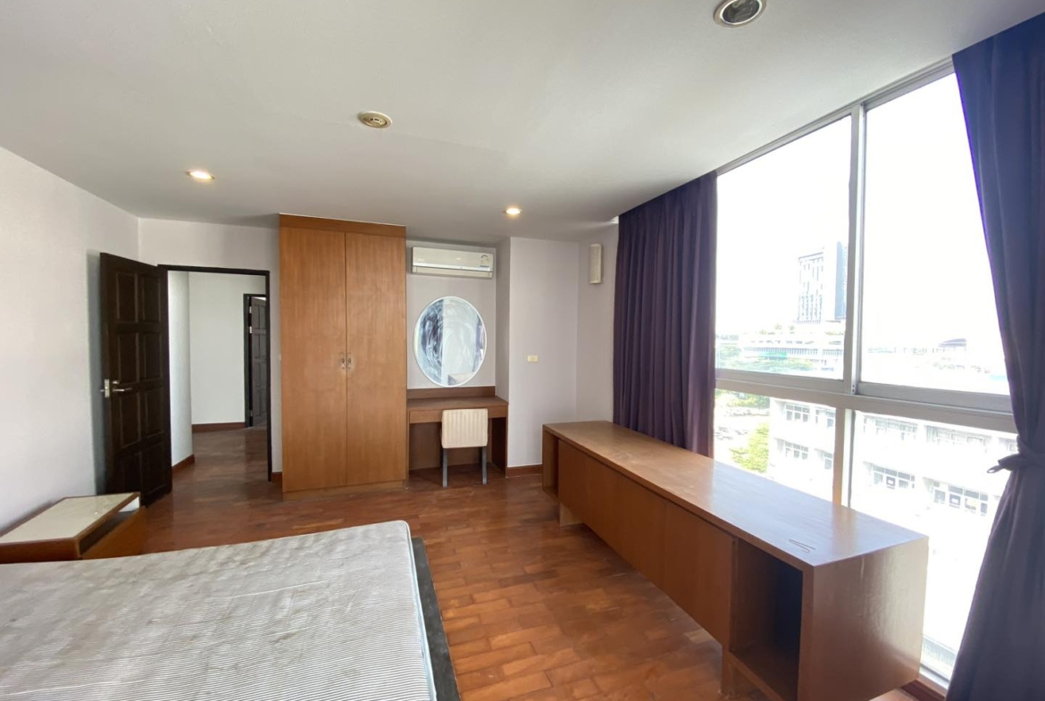 4-Bed 4-Bath 229 sqm Condo at The Peaks Residence near BTS Asoke for Sale 17M THB
