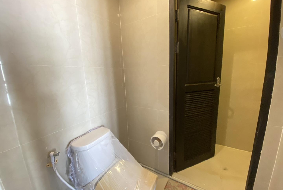 4-Bed 4-Bath 229 sqm Condo at The Peaks Residence near BTS Asoke for Sale 17M THB
