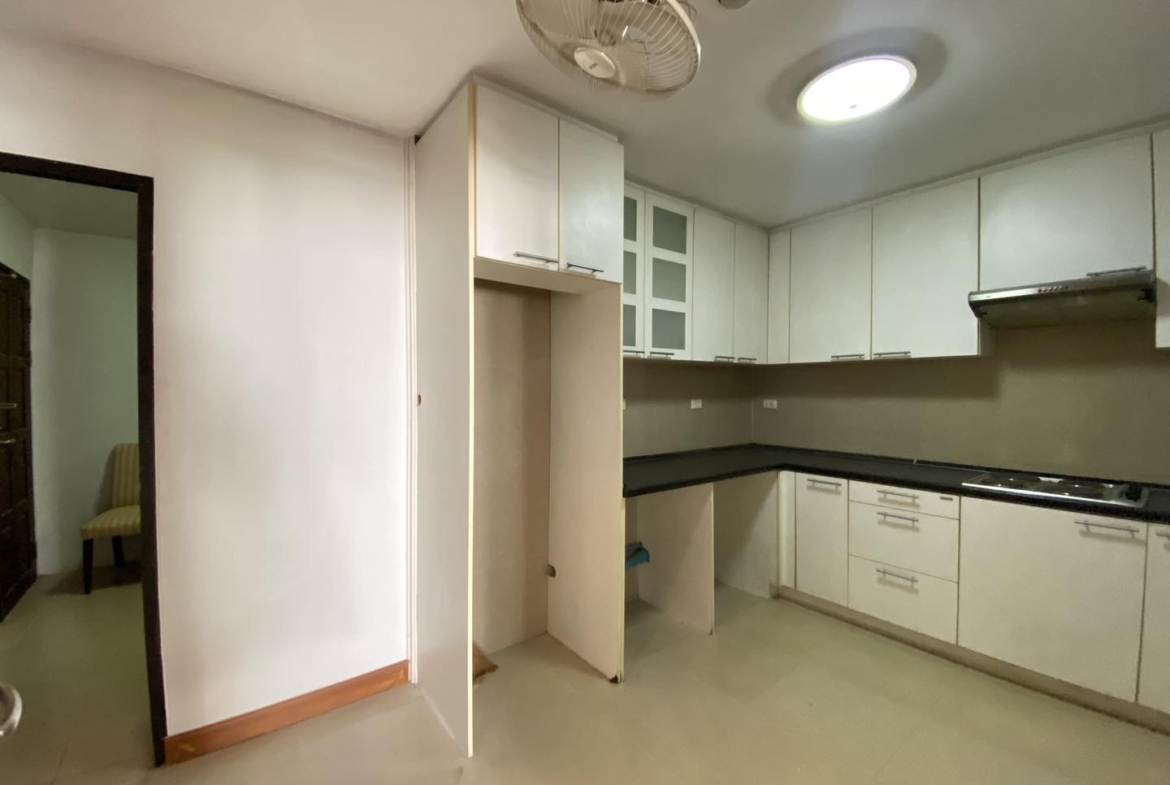 4-Bed 4-Bath 229 sqm Condo at The Peaks Residence near BTS Asoke for Sale 17M THB