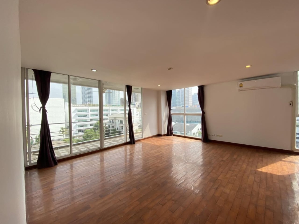 4-Bed 4-Bath 229 sqm Condo at The Peaks Residence near BTS Asoke for Sale 17M THB