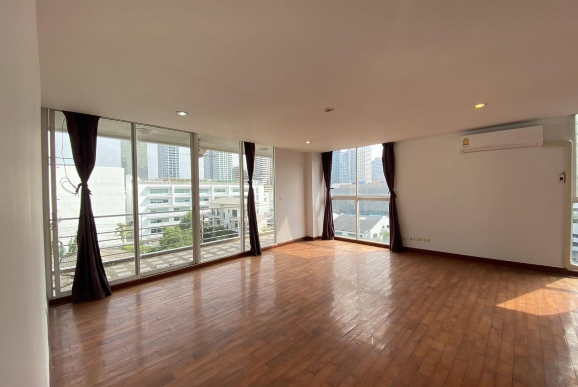 4-Bed 4-Bath 229 sqm Condo at The Peaks Residence near BTS Asoke for Sale 17M THB