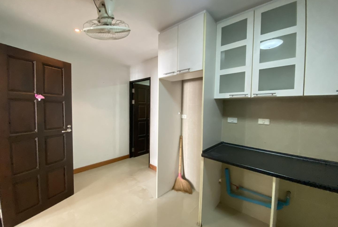 4-Bed 4-Bath 229 sqm Condo at The Peaks Residence near BTS Asoke for Sale 17M THB