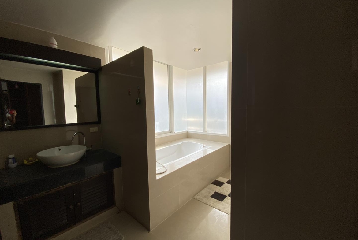 4-Bed 4-Bath 229 sqm Condo at The Peaks Residence near BTS Asoke for Sale 17M THB