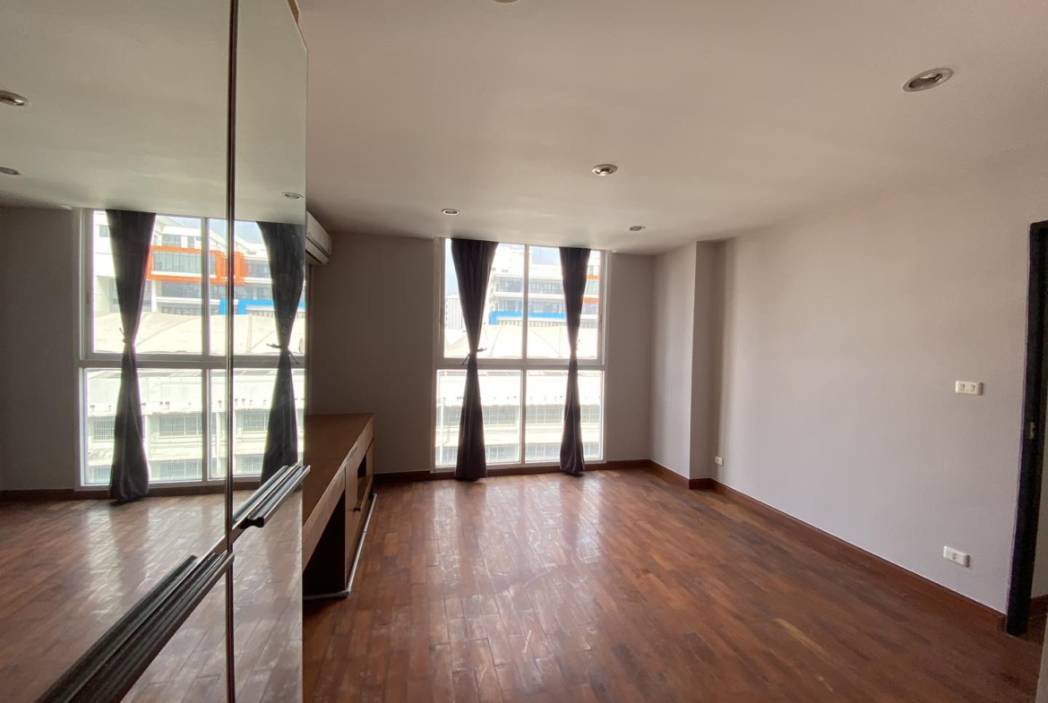 4-Bed 4-Bath 229 sqm Condo at The Peaks Residence near BTS Asoke for Sale 17M THB