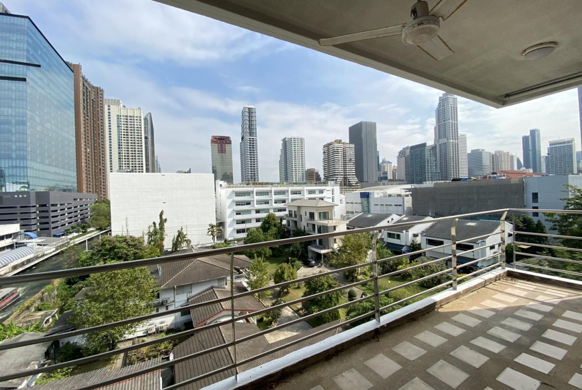 4-Bed 4-Bath 229 sqm Condo at The Peaks Residence near BTS Asoke for Sale 17M THB