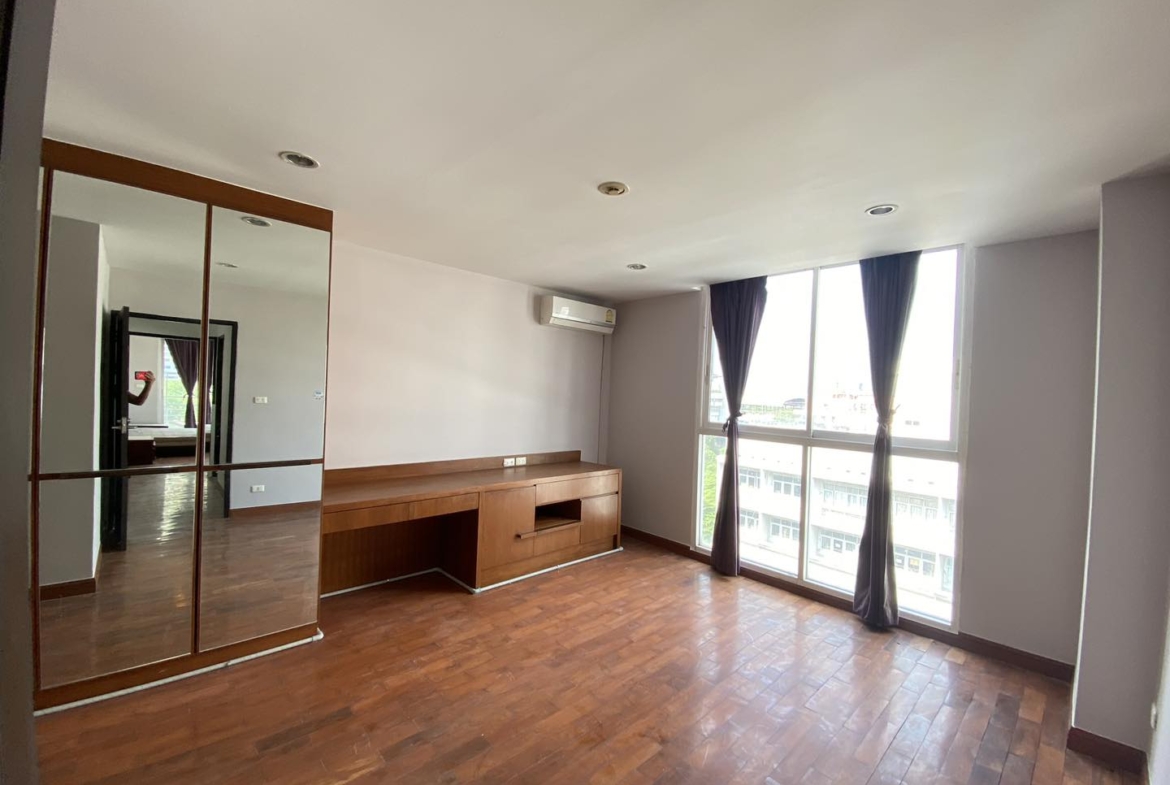 4-Bed 4-Bath 229 sqm Condo at The Peaks Residence near BTS Asoke for Sale 17M THB