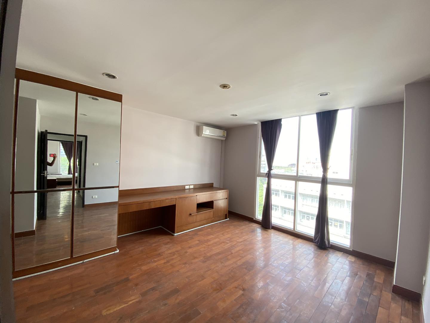 4-Bed 4-Bath 229 sqm Condo at The Peaks Residence near BTS Asoke for Sale 17M THB