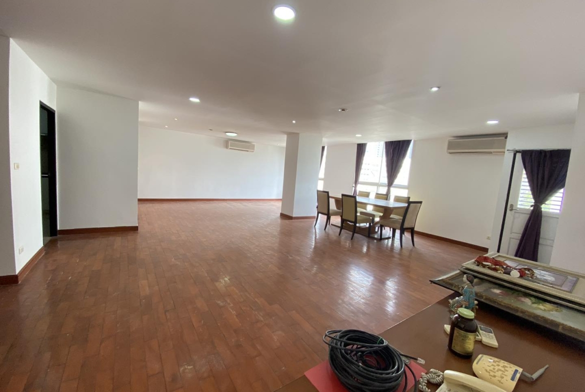 4-Bed 4-Bath 229 sqm Condo at The Peaks Residence near BTS Asoke for Sale 17M THB