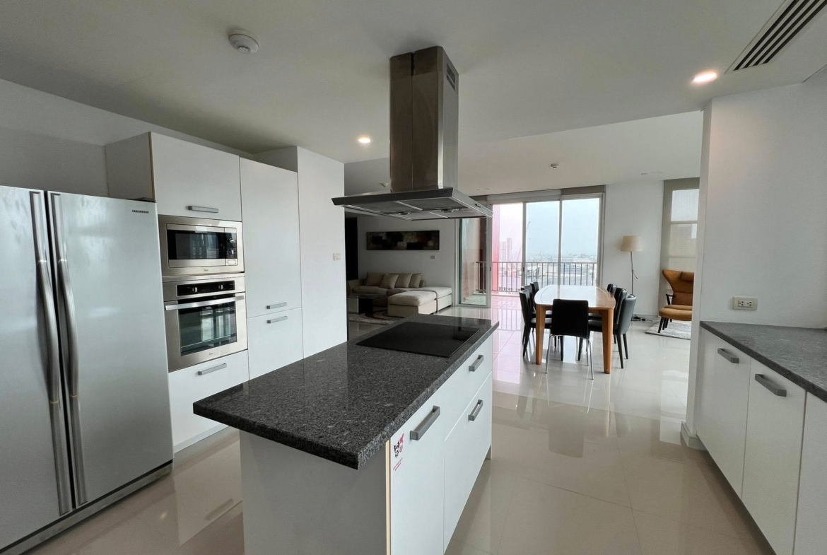 3-Bed 3-Bath 170 sqm Fullerton Sukhumvit Condo Near BTS Ekkamai for Rent 90K THB