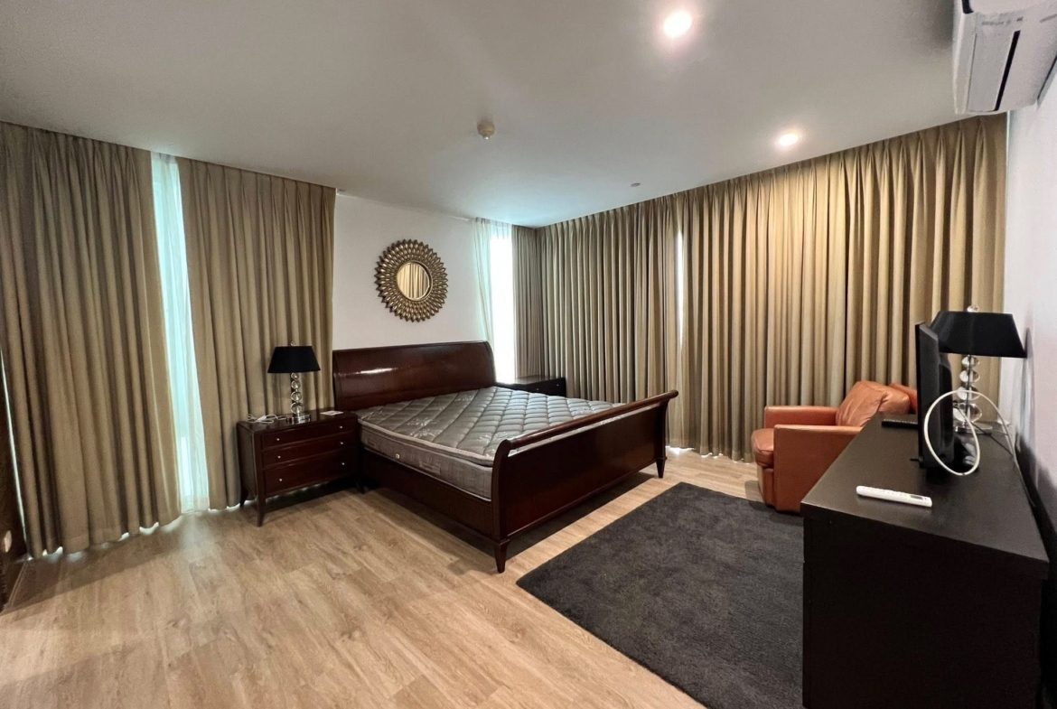 3-Bed 3-Bath 170 sqm Fullerton Sukhumvit Condo Near BTS Ekkamai for Rent 90K THB