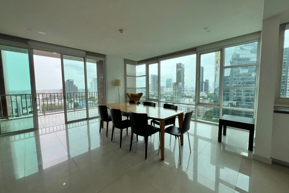 3-Bed 3-Bath 170 sqm Fullerton Sukhumvit Condo Near BTS Ekkamai for Rent 90K THB