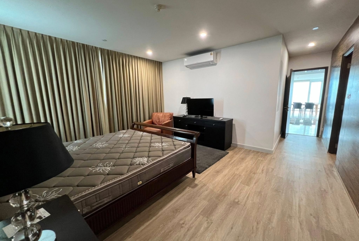 3-Bed 3-Bath 170 sqm Fullerton Sukhumvit Condo Near BTS Ekkamai for Rent 90K THB