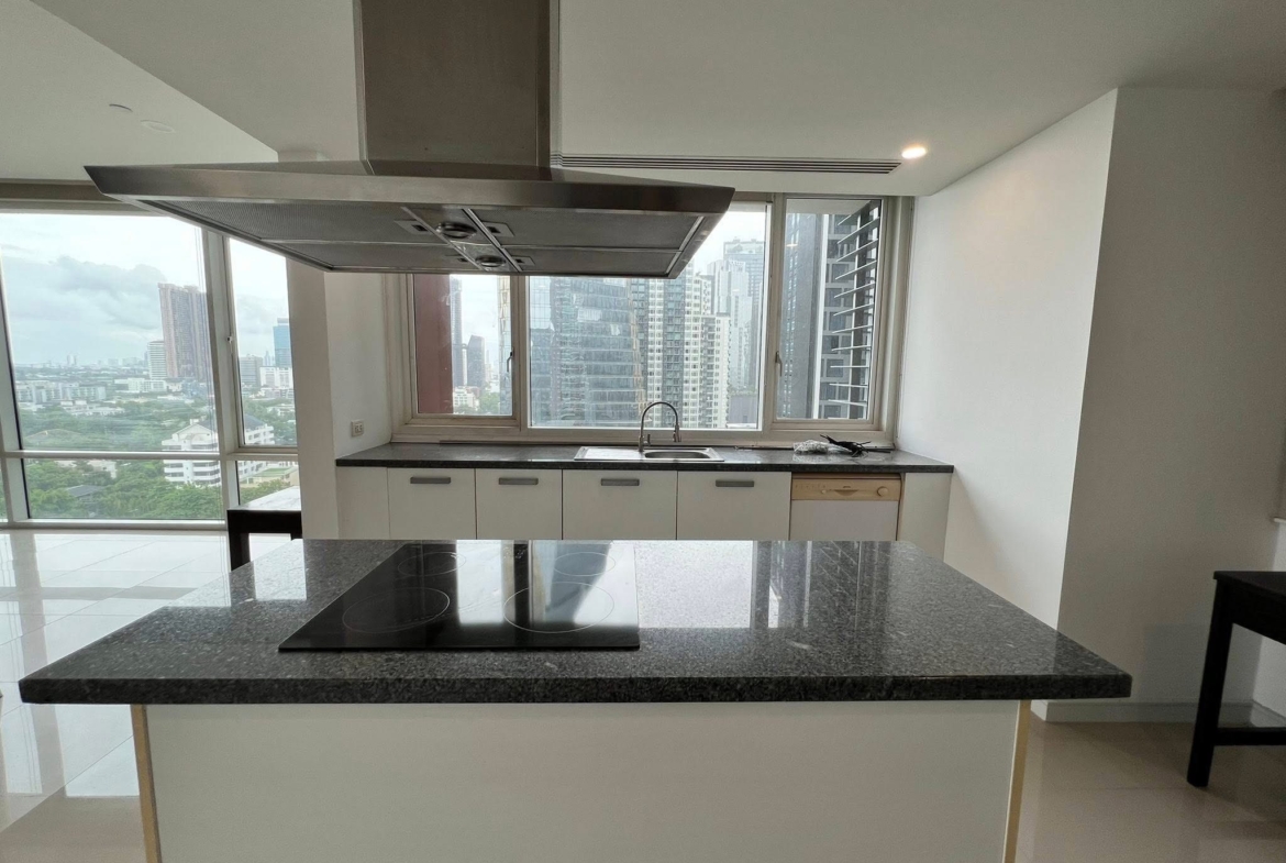 3-Bed 3-Bath 170 sqm Fullerton Sukhumvit Condo Near BTS Ekkamai for Rent 90K THB
