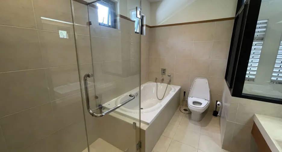 3-Bed 3-Bath 170 sqm Fullerton Sukhumvit Condo Near BTS Ekkamai for Rent 90K THB
