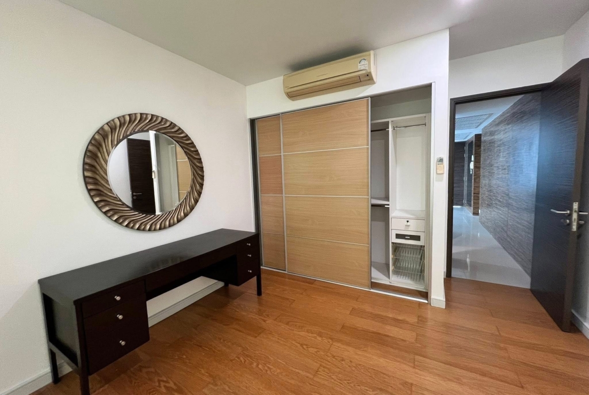 3-Bed 3-Bath 170 sqm Fullerton Sukhumvit Condo Near BTS Ekkamai for Rent 90K THB