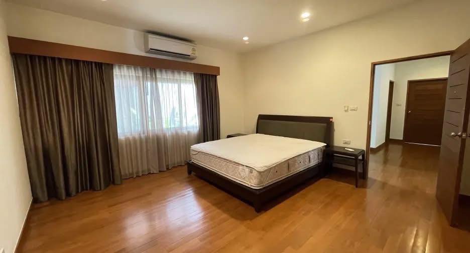 3-Bed 3-Bath 170 sqm Fullerton Sukhumvit Condo Near BTS Ekkamai for Rent 90K THB