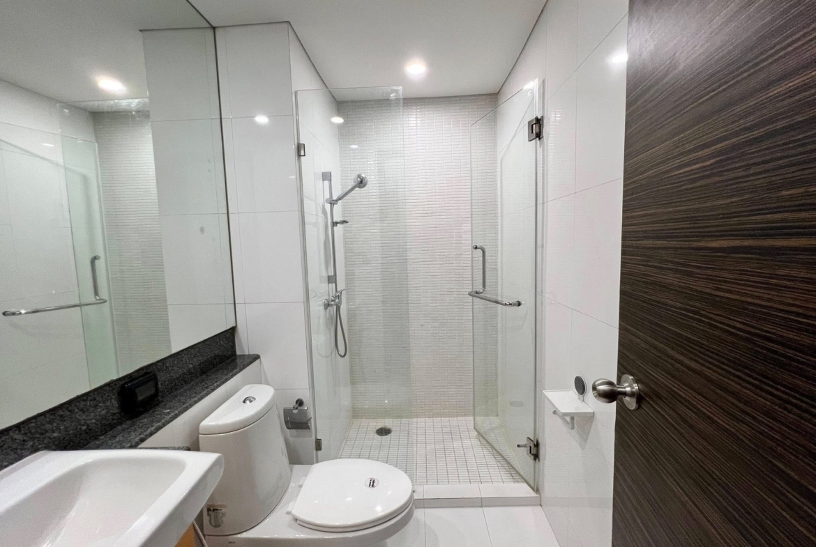 3-Bed 3-Bath 170 sqm Fullerton Sukhumvit Condo Near BTS Ekkamai for Rent 90K THB