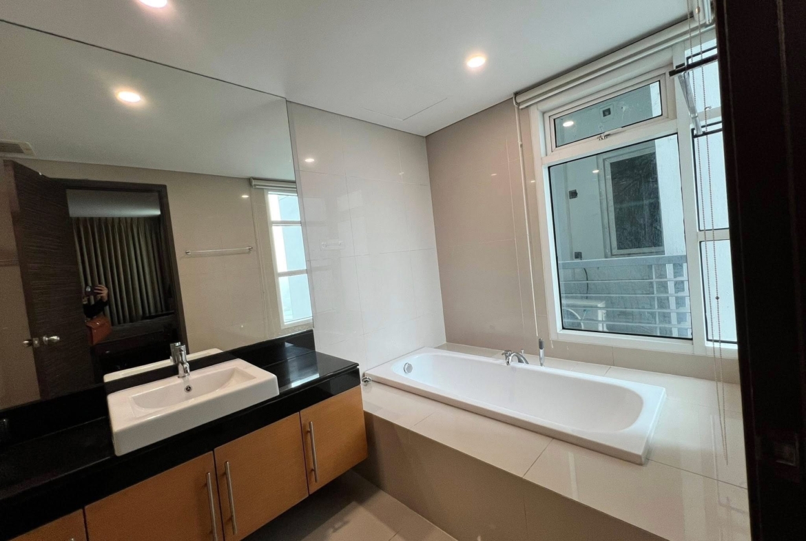 3-Bed 3-Bath 170 sqm Fullerton Sukhumvit Condo Near BTS Ekkamai for Rent 90K THB