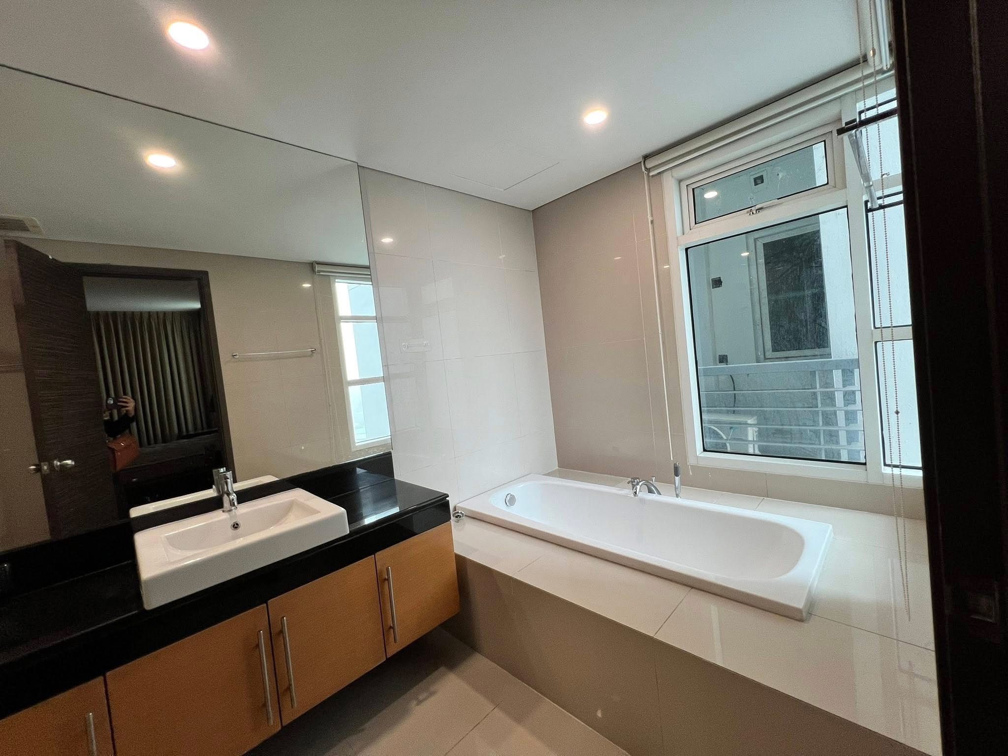 3-Bed 3-Bath 170 sqm Fullerton Sukhumvit Condo Near BTS Ekkamai for Rent 90K THB