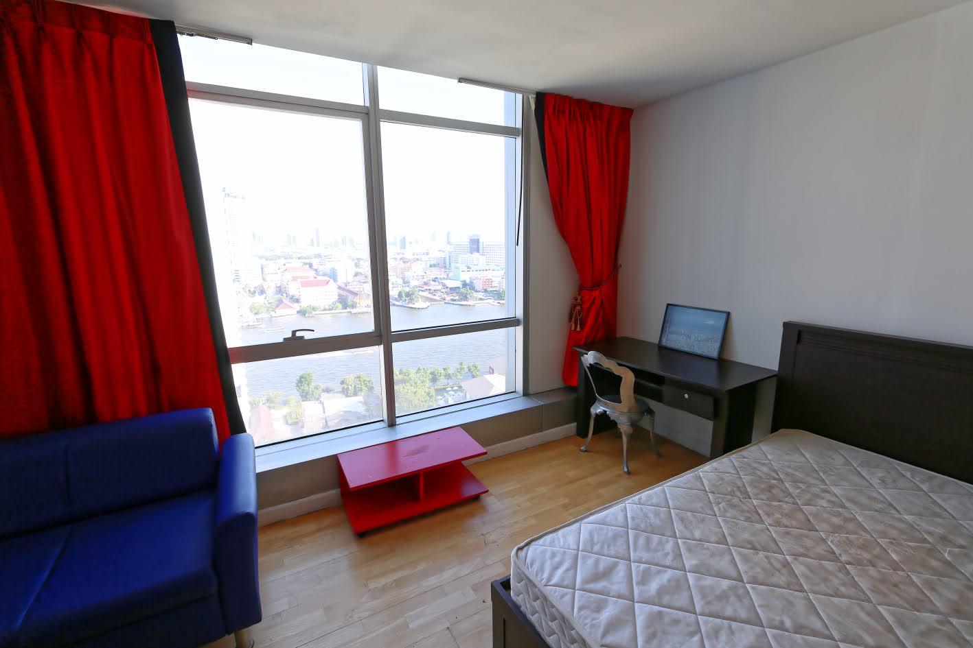 Studio 1-Bath 47 sqm Condo at Baan Sathorn Chaopraya Near BTS Saphan Taksin for Rent 13,000 THB / Sale 4.5M THB