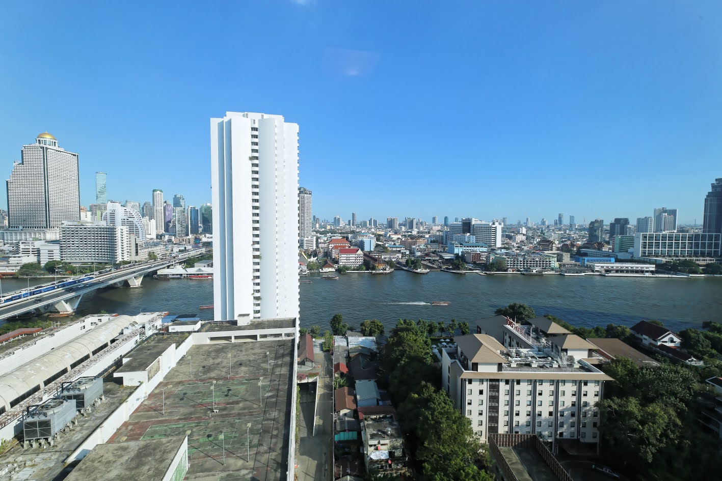 Studio 1-Bath 47 sqm Condo at Baan Sathorn Chaopraya Near BTS Saphan Taksin for Rent 13,000 THB / Sale 4.5M THB