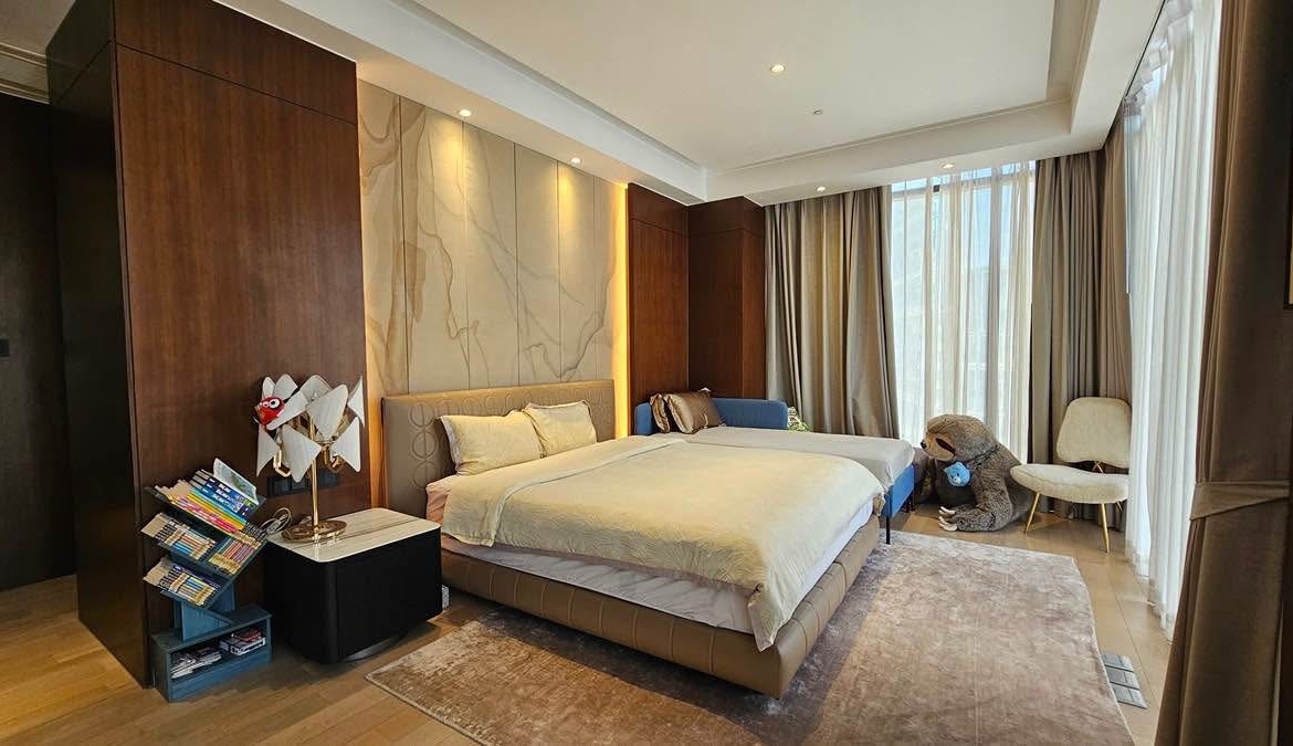 2-Bed 2-Bath 96 sqm Fullerton Sukhumvit Condo near BTS Ekkamai for Sale 19M THB