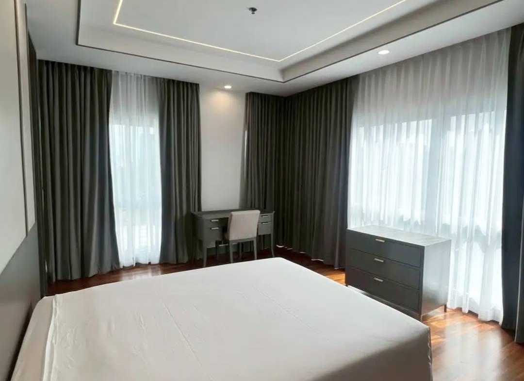 4-Bed 3-Bath 230 sqm Royal Residence Park Condo Near BTS Ploenchit MRT Lumpini for Rent 175K THB