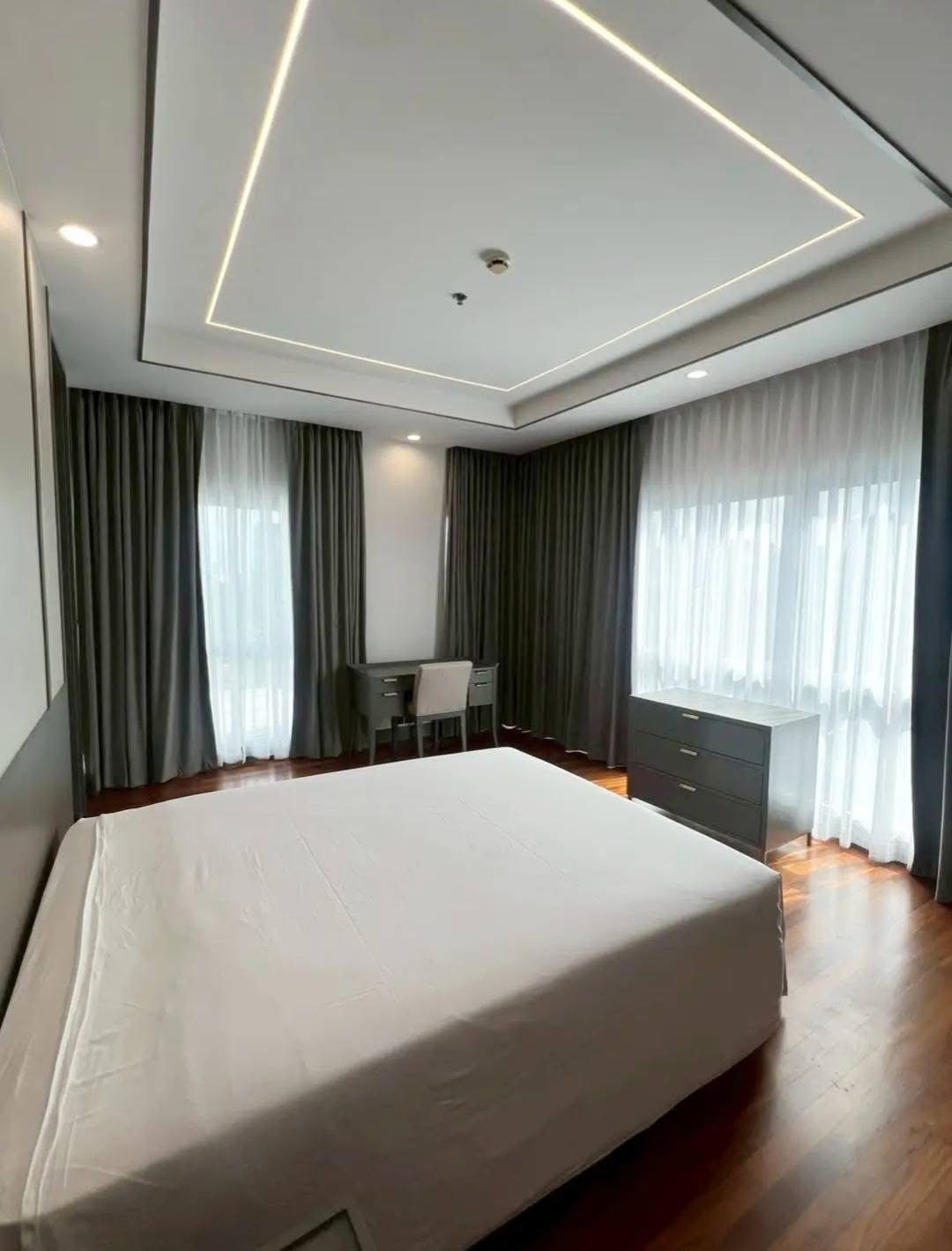 4-Bed 3-Bath 230 sqm Royal Residence Park Condo Near BTS Ploenchit MRT Lumpini for Rent 175K THB