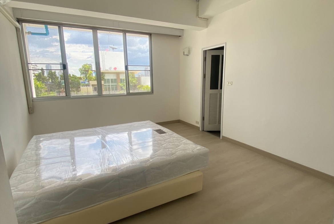 4-Bed 4-Bath 250 sqm KC Court Apartment Near BTS Thong Lo for Rent 80K THB