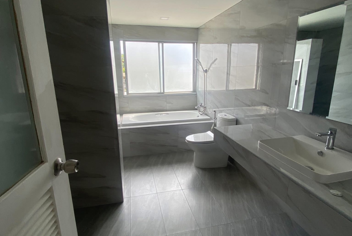 4-Bed 4-Bath 250 sqm KC Court Apartment Near BTS Thong Lo for Rent 80K THB