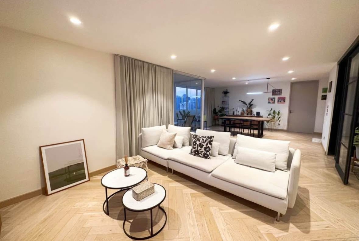 2-Bed 2-Bath 139 sqm Condo at DS Tower 2 near BTS Phrom Phong for Sale 16.8M THB