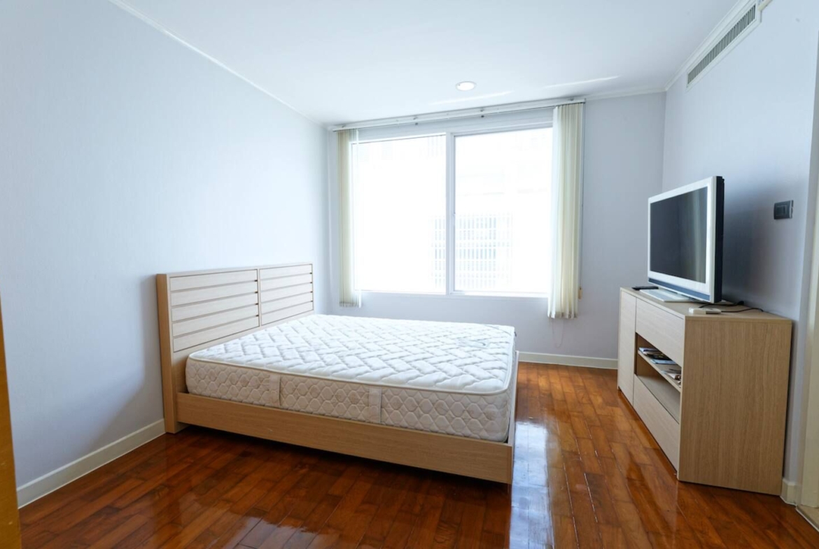 3-Bed 3-Bath 134 sqm Baan Siriruedee Condo near Phloen Chit BTS for Rent 70K or Sale 18M THB