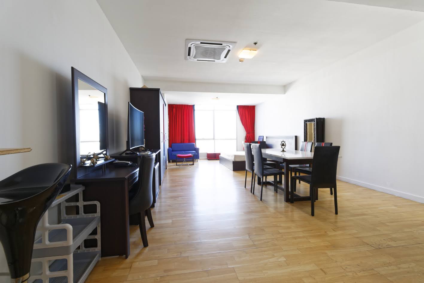 Studio 1-Bath 47 sqm Condo at Baan Sathorn Chaopraya Near BTS Saphan Taksin for Rent 13,000 THB / Sale 4.5M THB
