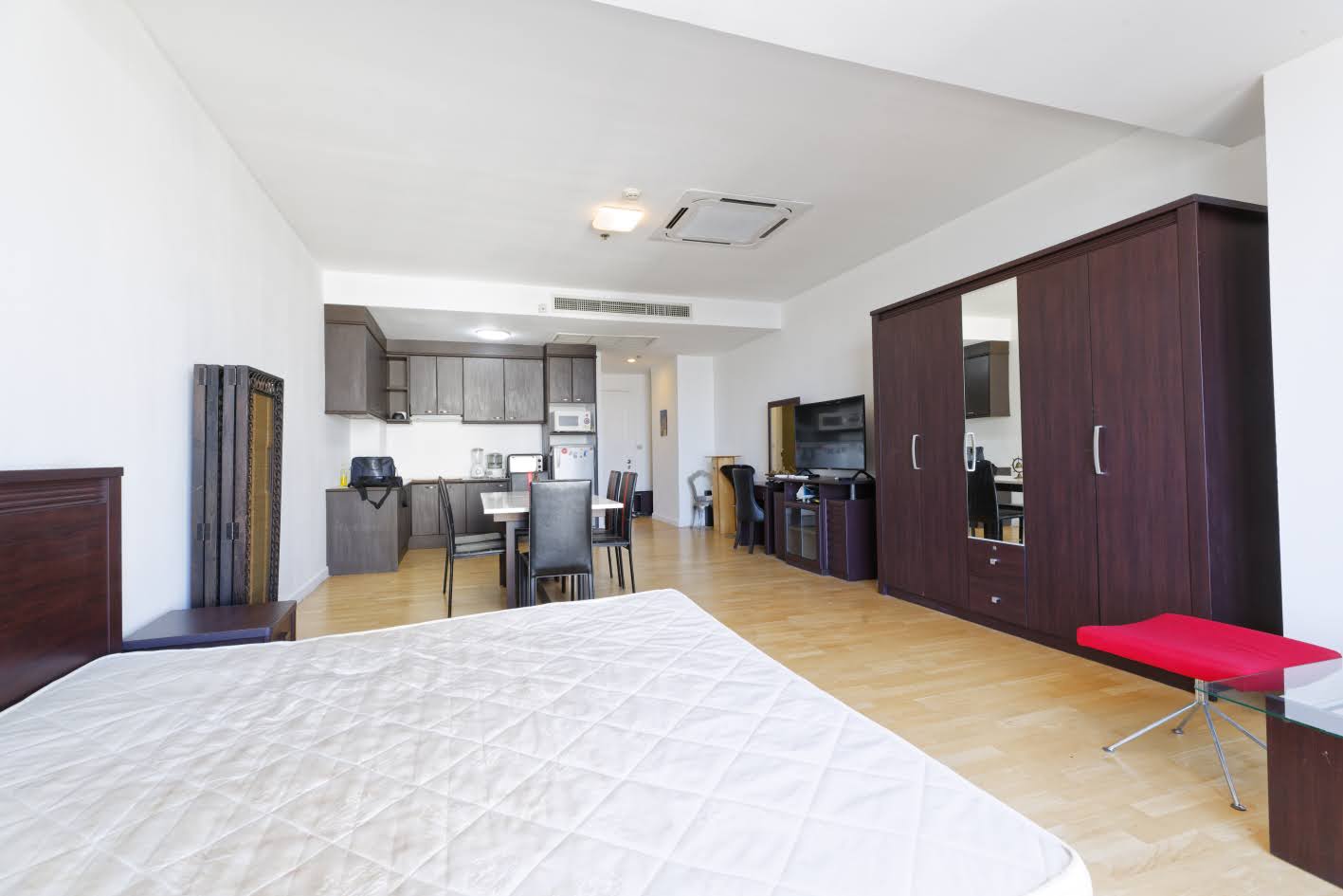 Studio 1-Bath 47 sqm Condo at Baan Sathorn Chaopraya Near BTS Saphan Taksin for Rent 13,000 THB / Sale 4.5M THB